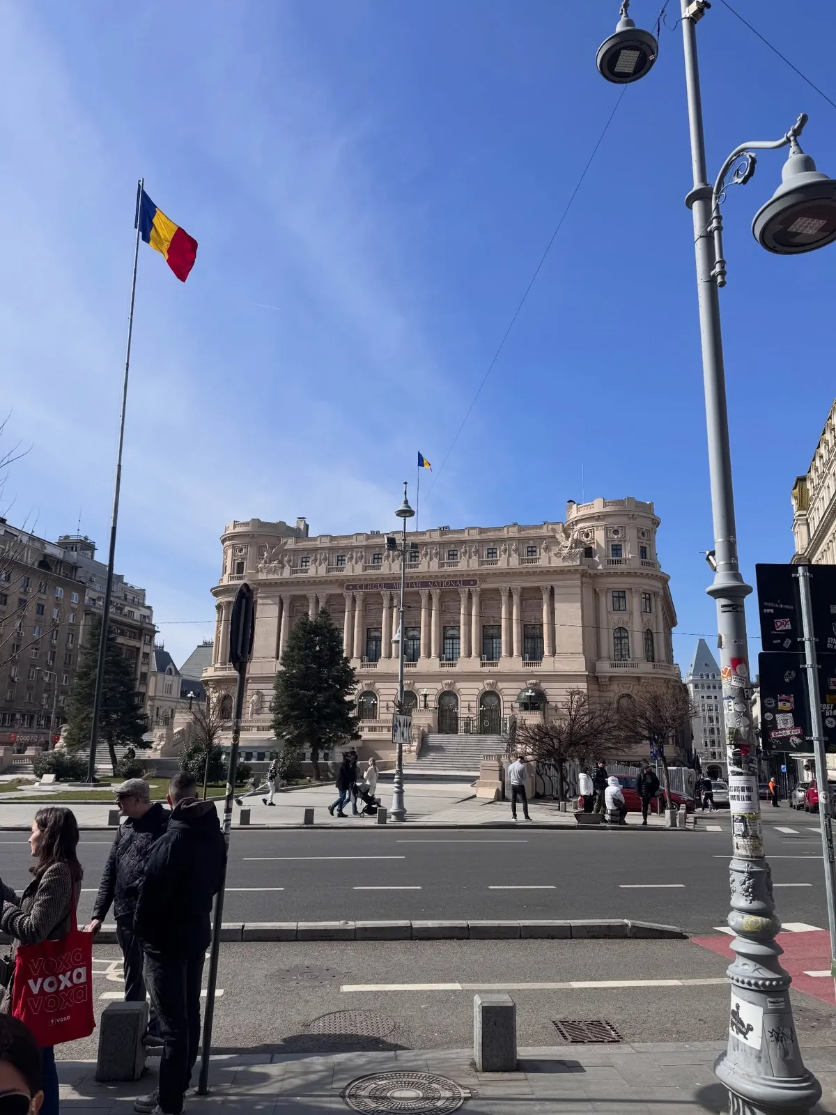 Bucarest — architettura istituzionale e bandiera romena nel centro città.