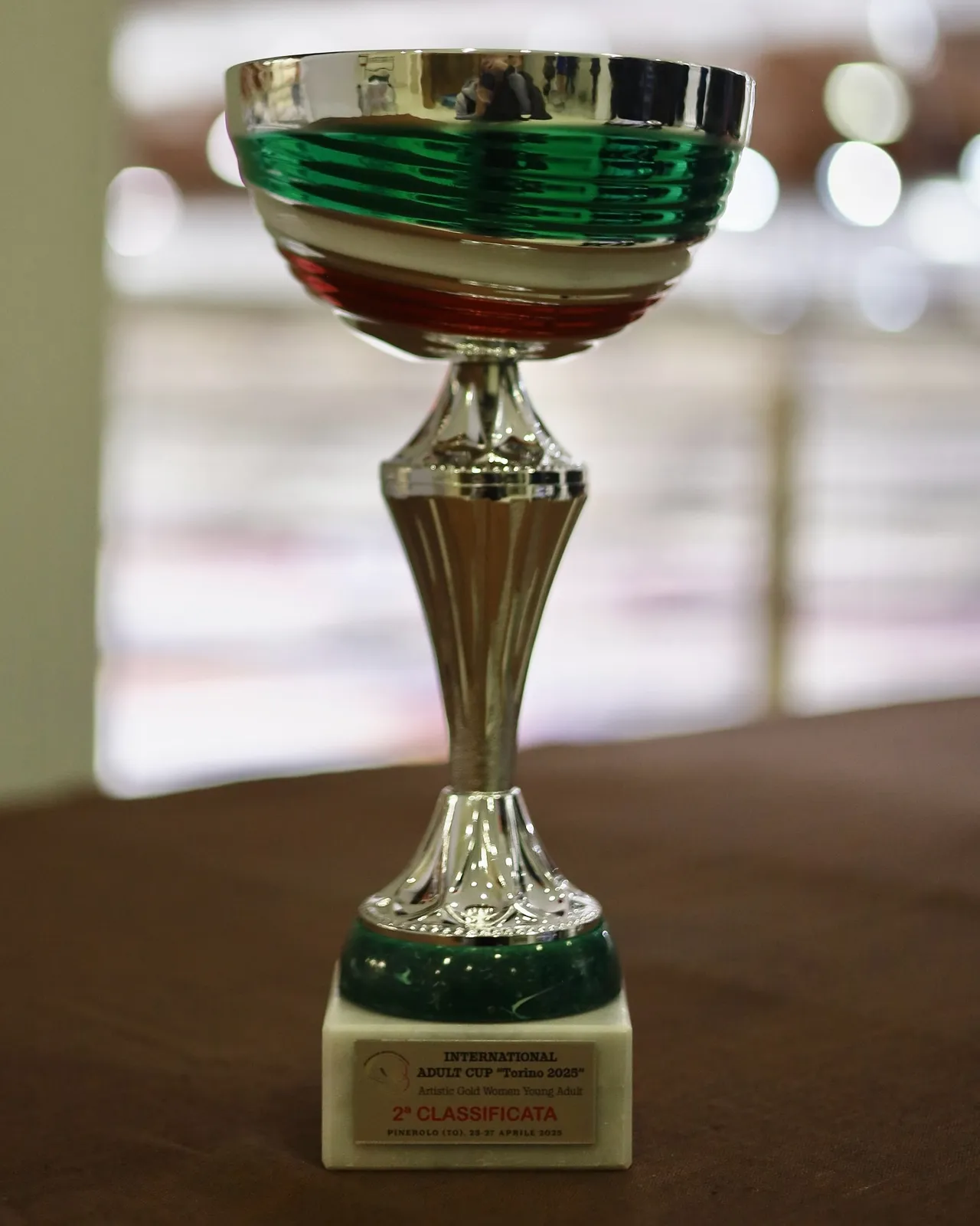 Trofeo di gara fotografato prima della premiazione.
