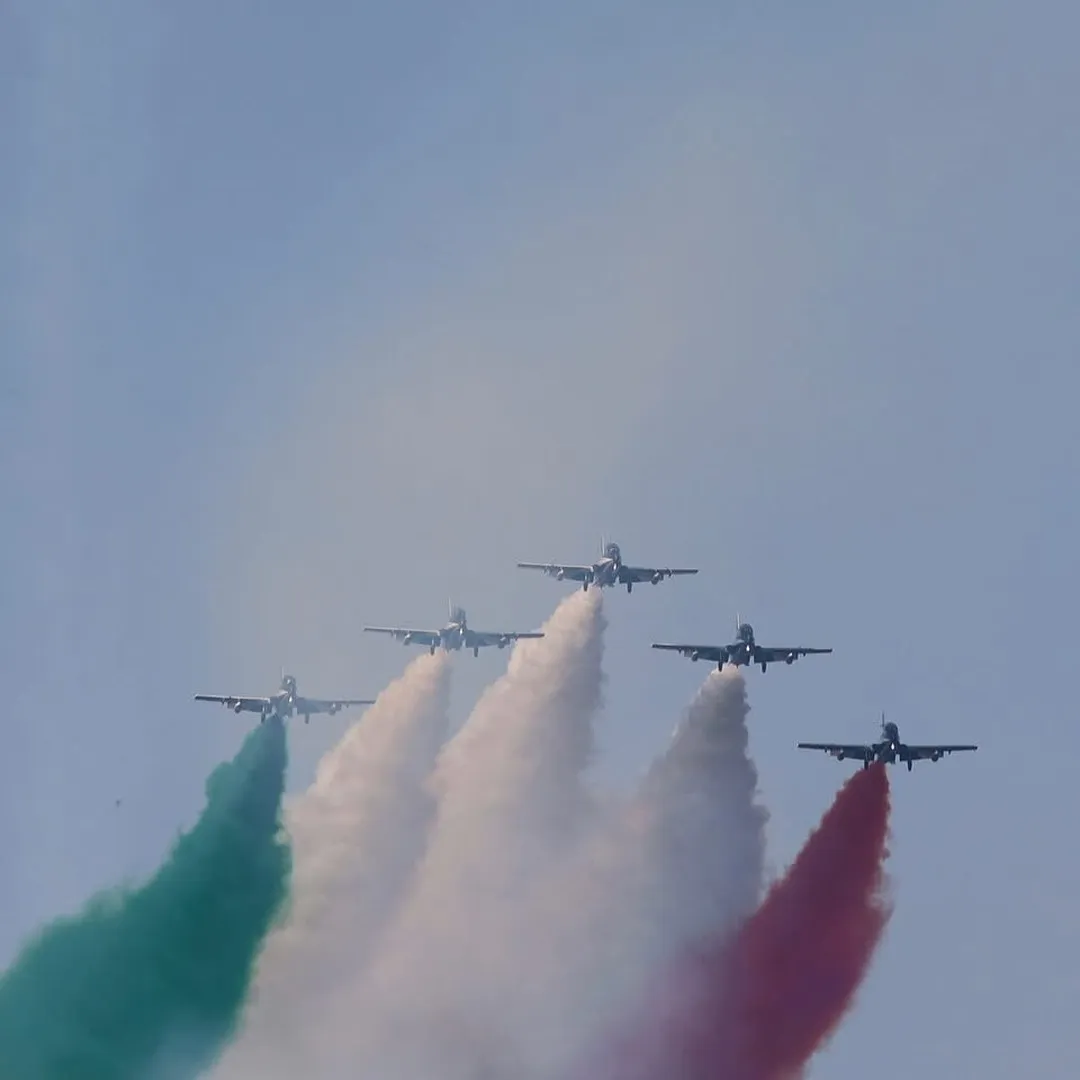 Frecce Tricolori in avvicinamento frontale attraverso le scie.