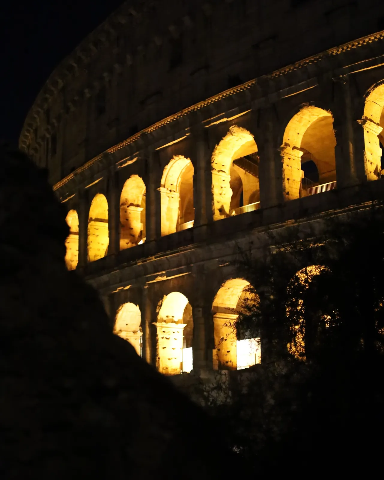 Roma — il Colosseo illuminato nella notte.