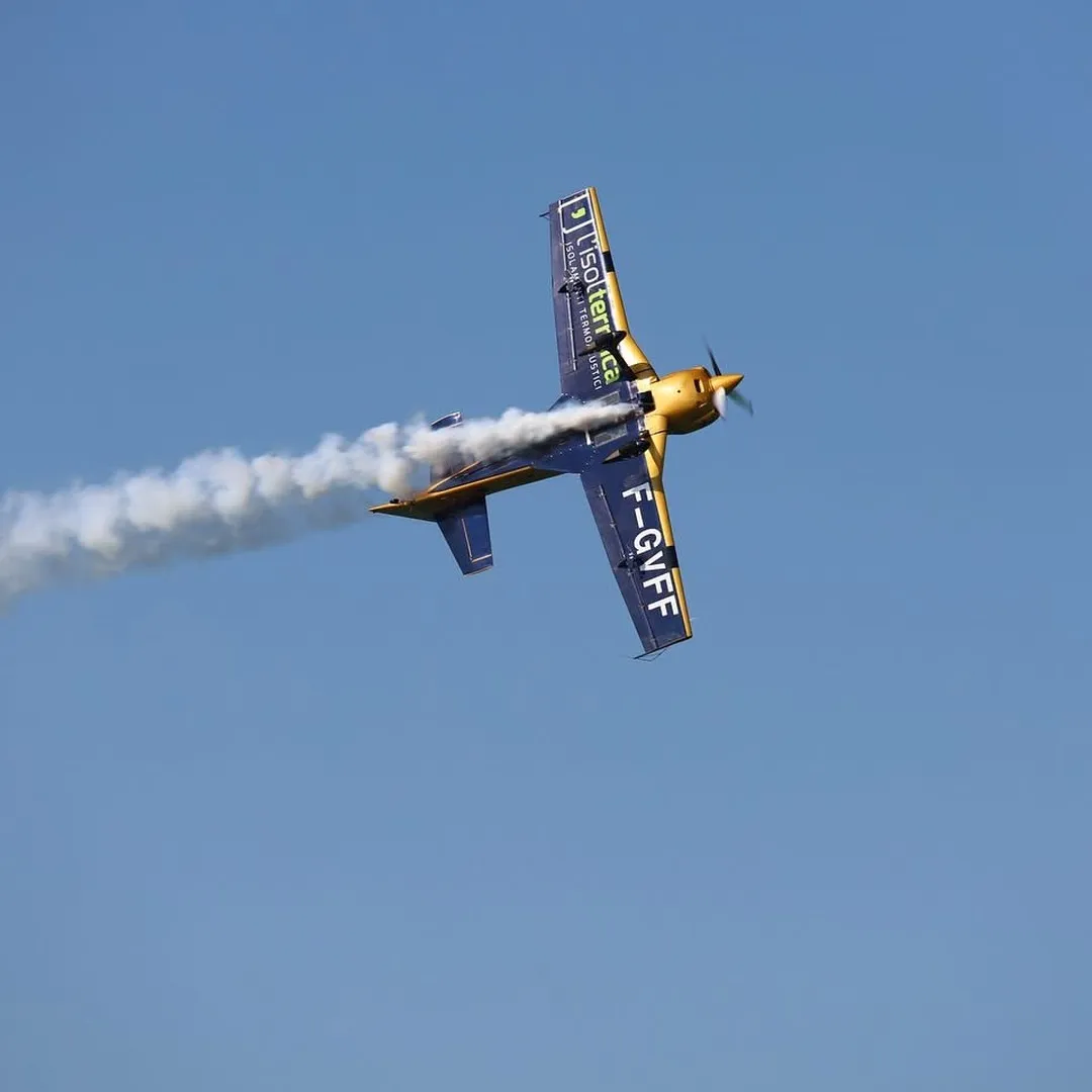 Velivolo acrobatico in manovra con fumogeno.
