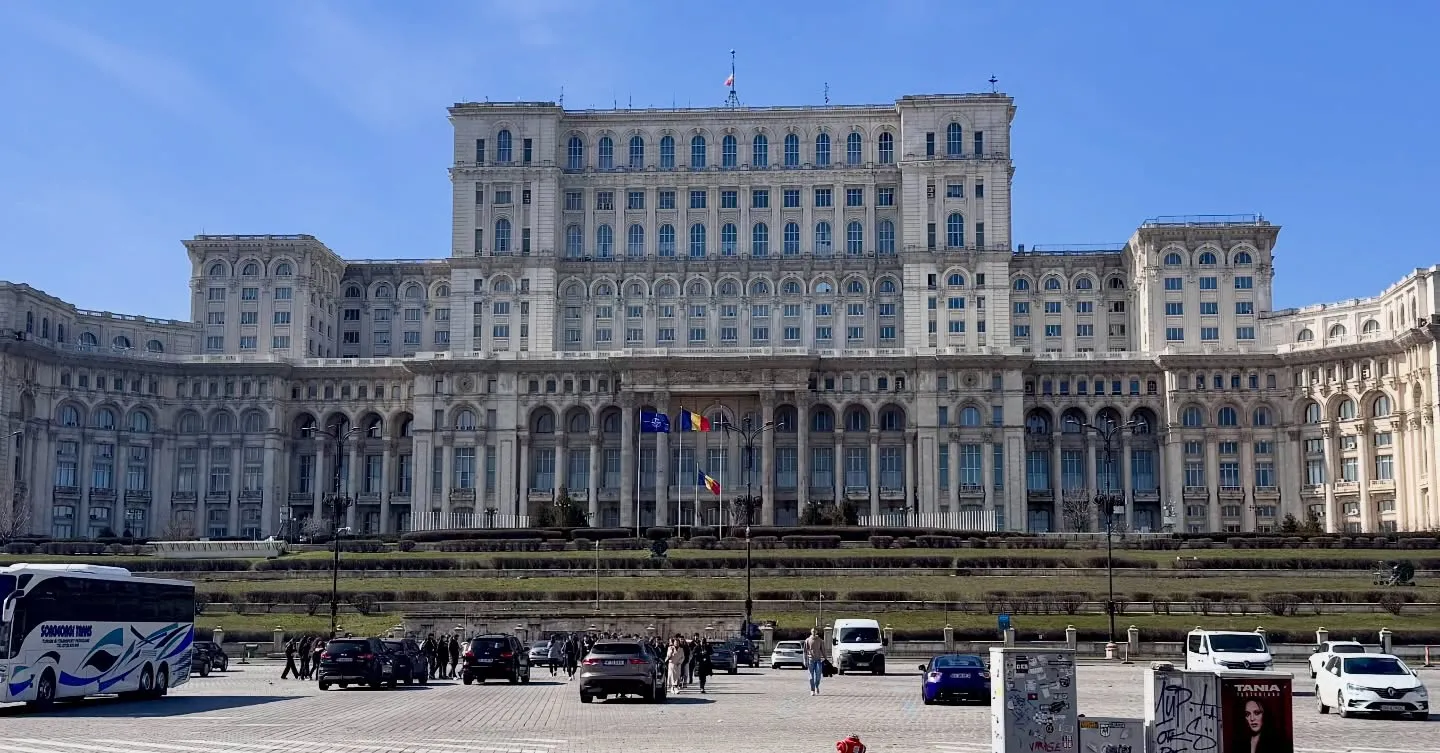 Bucarest — Palazzo del Parlamento visto frontalmente.