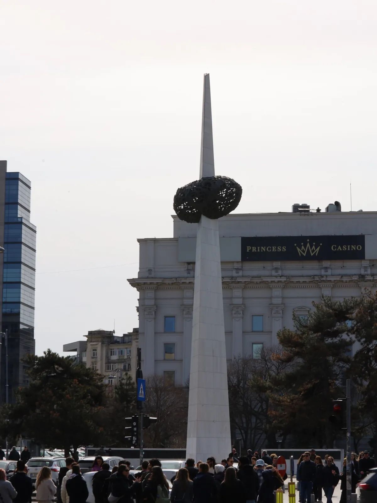 Bucarest — monumento urbano e asse stradale nel cuore della città.