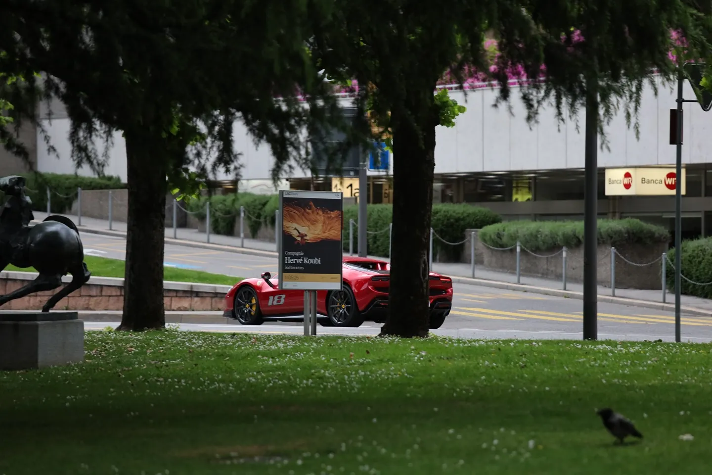 Supercar rossa inserita nel contesto urbano durante un evento motoristico.