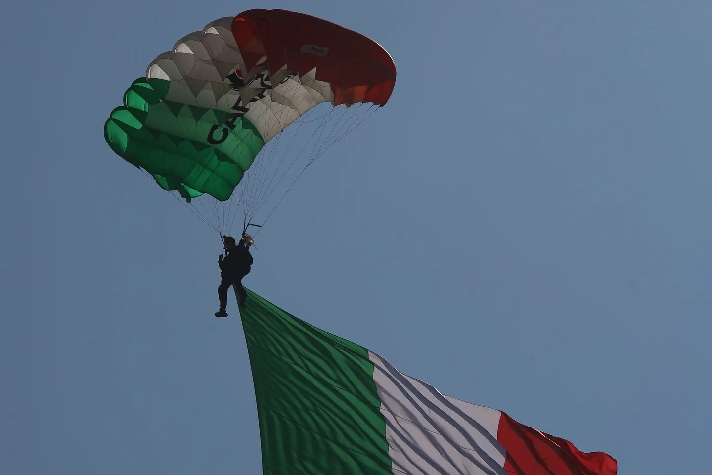 Paracadutista in discesa con il tricolore italiano.