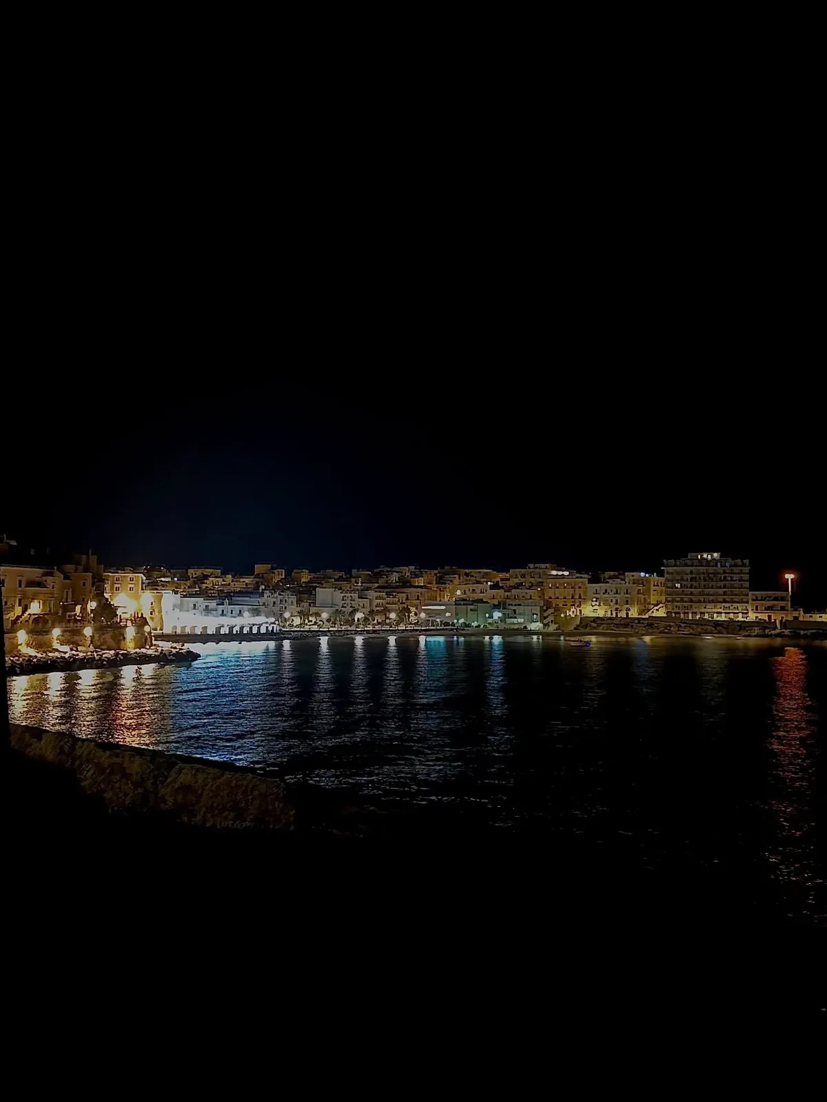 Vieste — costa in notturna.