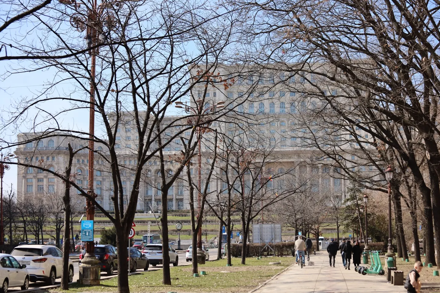 Bucarest — viale alberato e architettura contemporanea nel tessuto urbano.