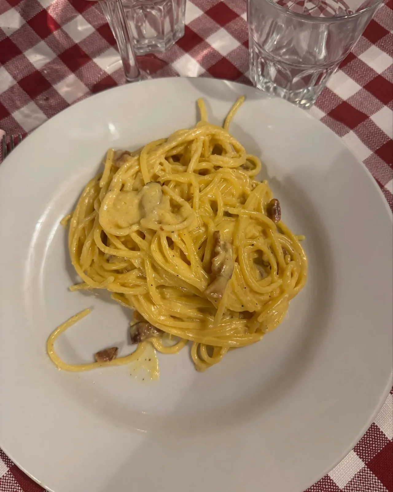 Dettaglio gastronomico durante un momento conviviale.