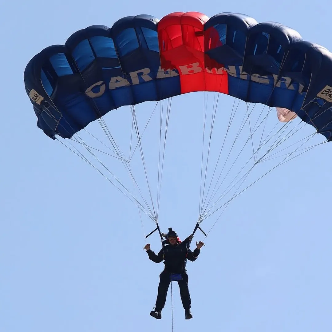 Paracadutista dei Carabinieri in discesa sotto la vela.