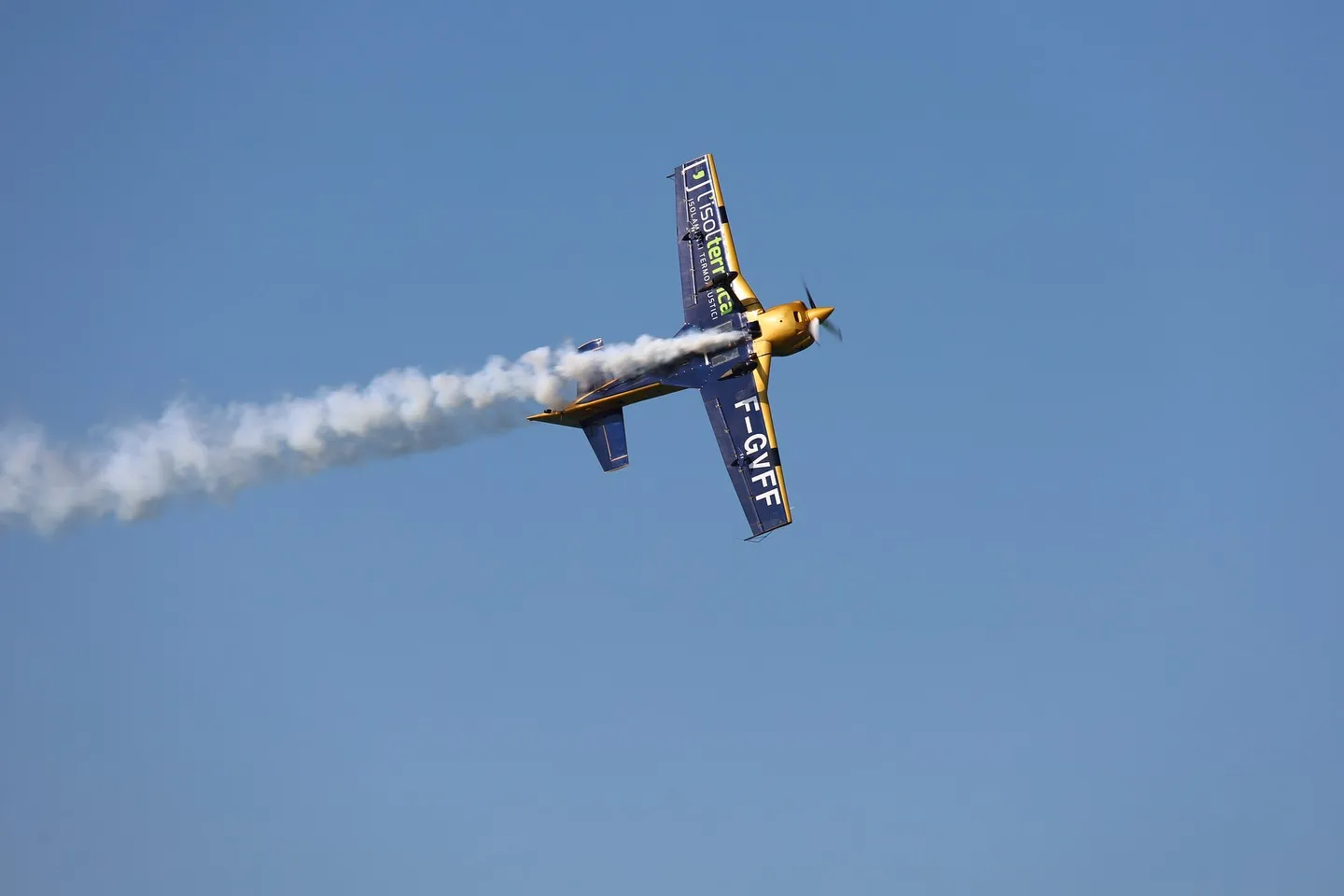 Velivolo acrobatico in passaggio con fumogeno.