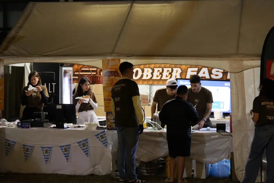 Lo stand gastronomico durante il servizio.
