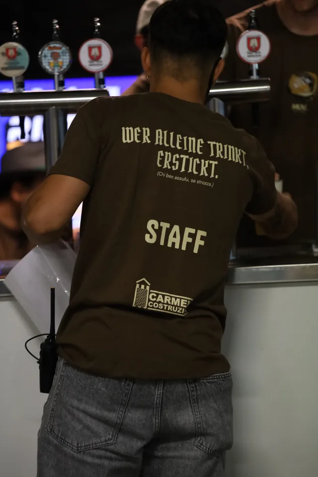 Un componente dello staff al banco delle birre.