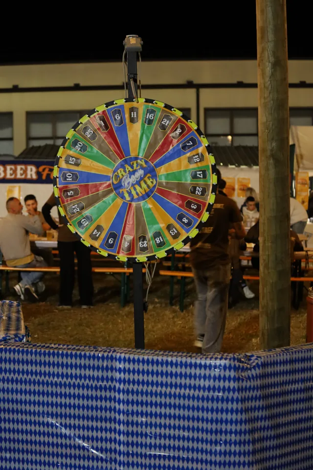 La ruota dei giochi tra i colori dell'allestimento.