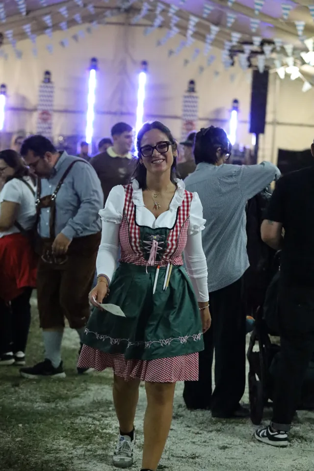 Un sorriso in abito bavarese tra il pubblico.