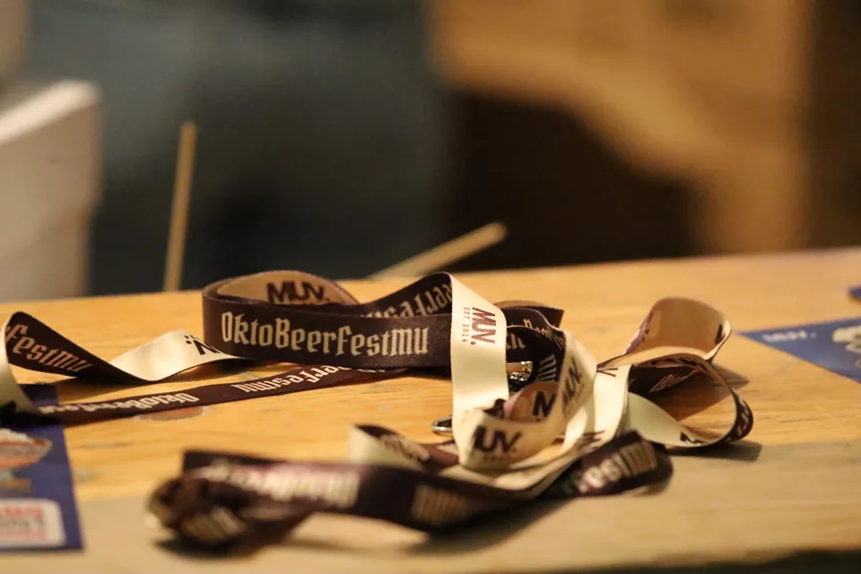 Laccetti OktoBeerFest MU appoggiati sul tavolo.