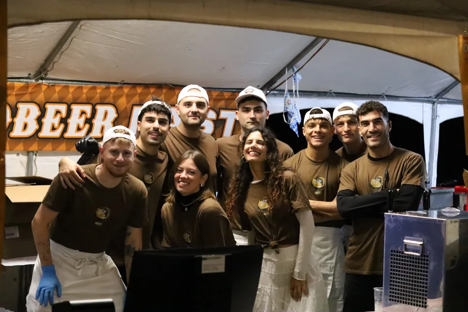 La squadra dello stand riunita davanti all'insegna del festival.