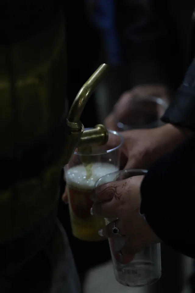 La birra appena spillata dal fusto inaugurale.