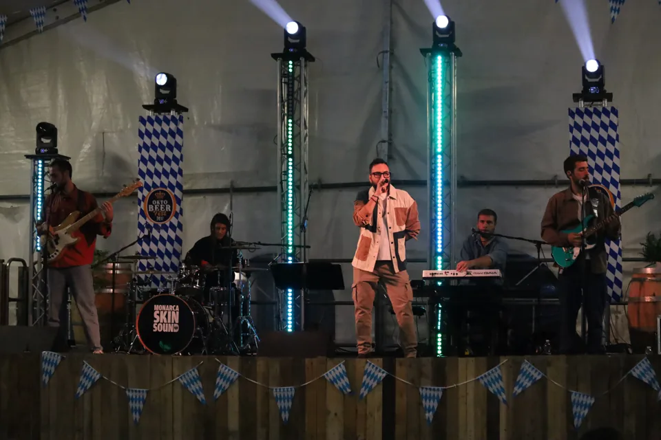 La band sul palco nella serata di venerdì.
