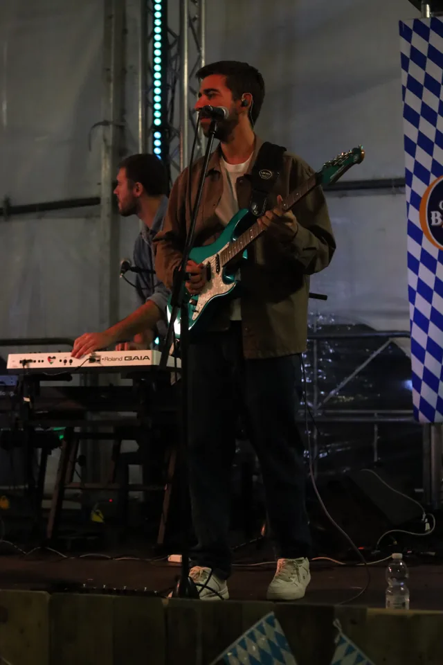Voce e strumenti sul palco del venerdì.