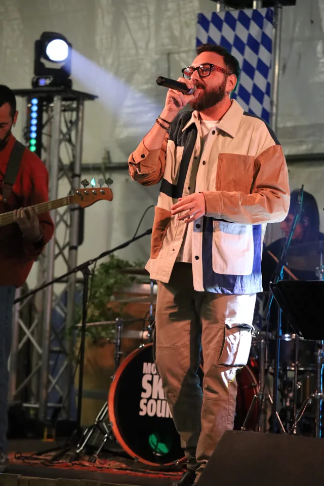 Il cantante al microfono durante il live del venerdì.