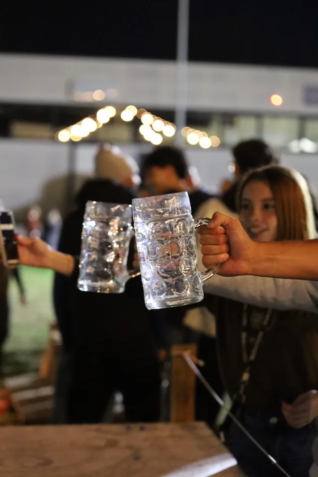 Boccali alzati per un brindisi tra il pubblico.