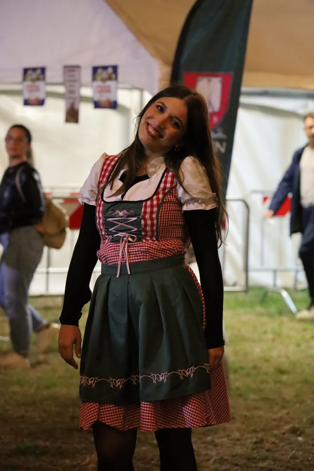 Ritratto in abito bavarese nell'area del festival.