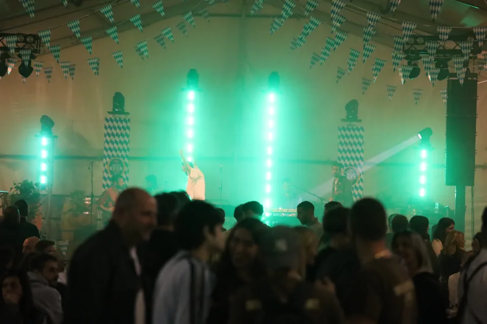 La luce verde del palco oltre la folla.