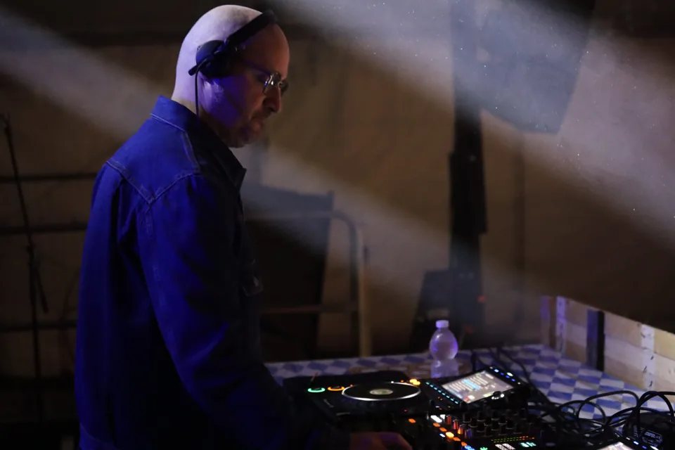 Il DJ alla console durante la notte del venerdì.
