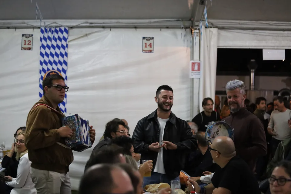Sorrisi e incontri tra i tavoli del sabato sera.