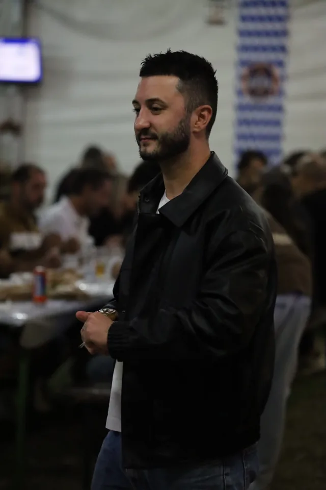 Un partecipante tra i tavoli del tendone.