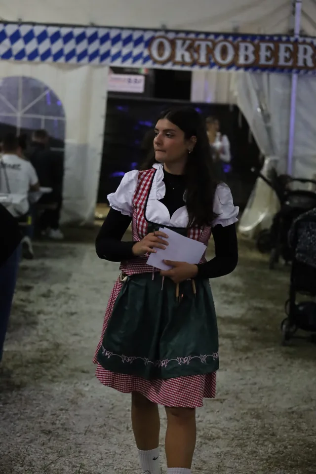 Un ritratto davanti all'insegna del festival.