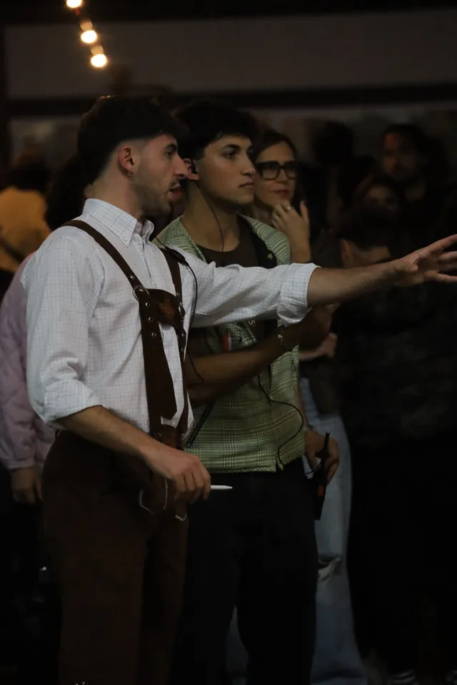 Conversazioni e gesti tra i partecipanti in abito bavarese.