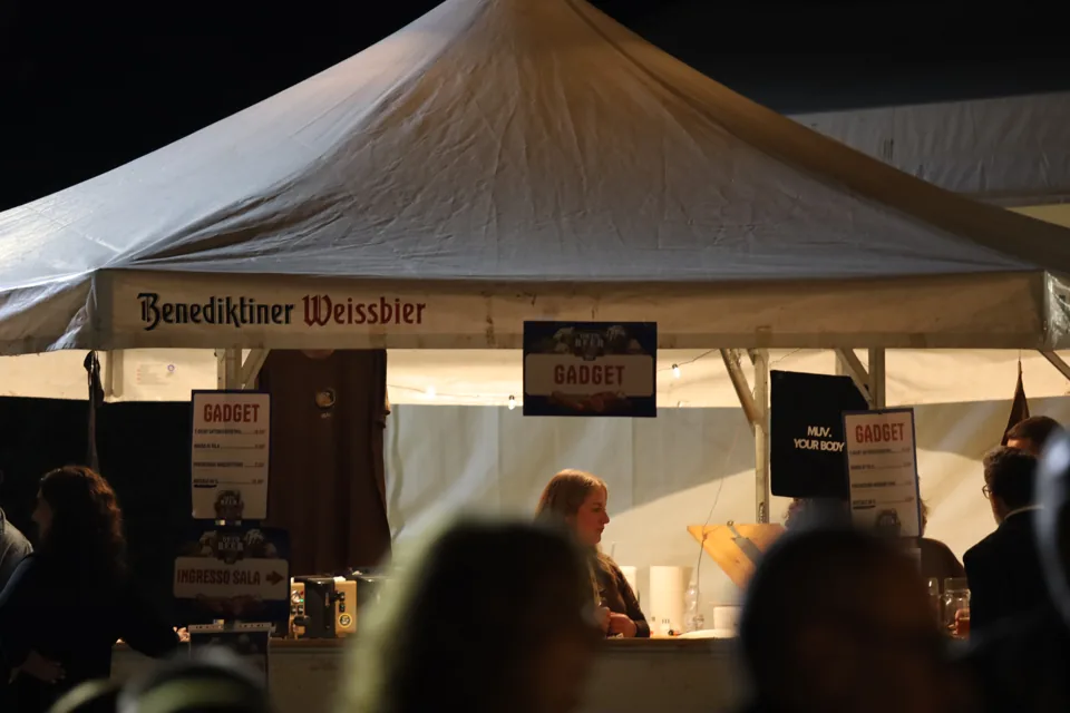 Lo stand illuminato durante la serata del sabato.