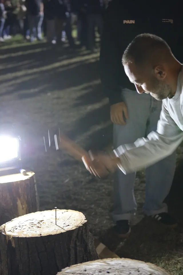 Un colpo di martello nel gioco sui ceppi.