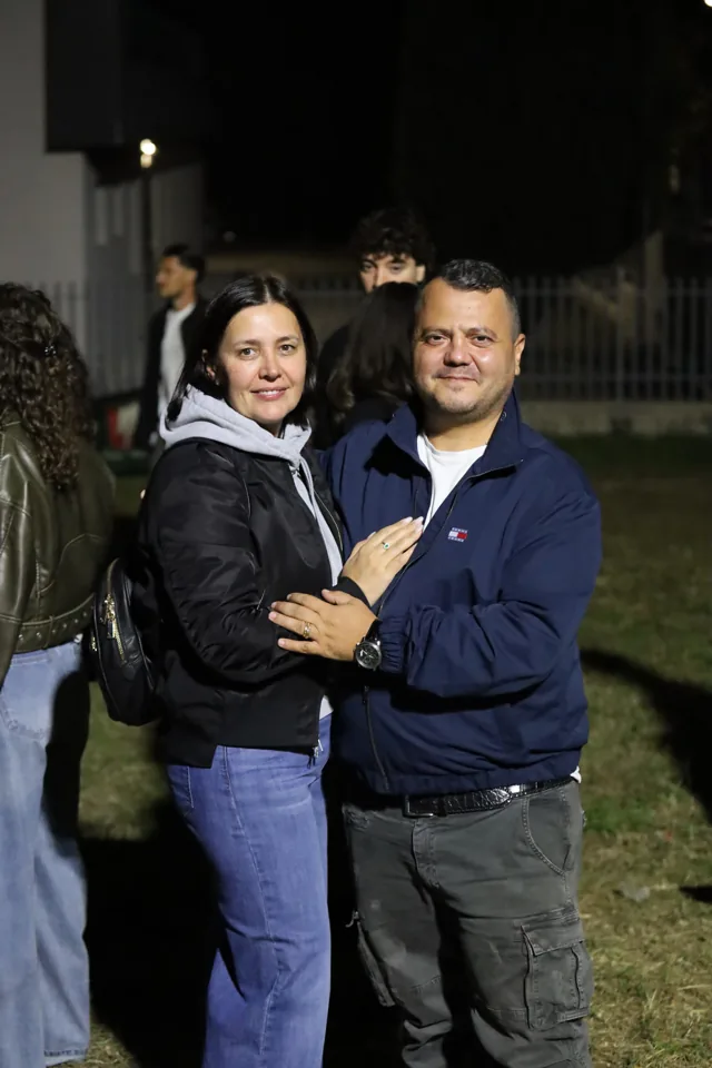 Un ritratto di coppia nell'area esterna.