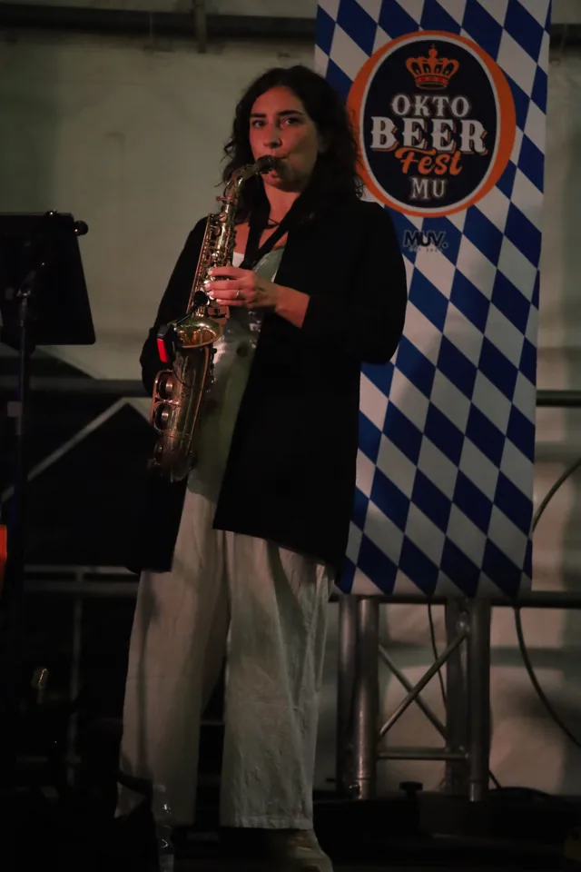 La sassofonista sul palco del sabato sera.