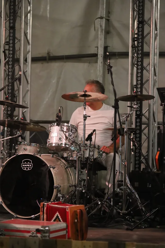 Il batterista durante il live del sabato.