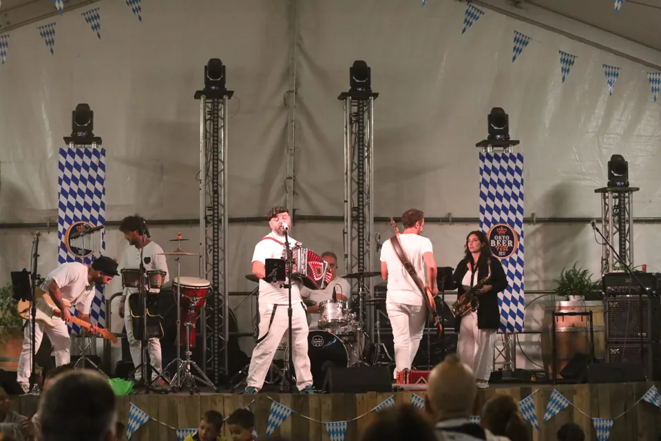 La formazione al completo sul palco.