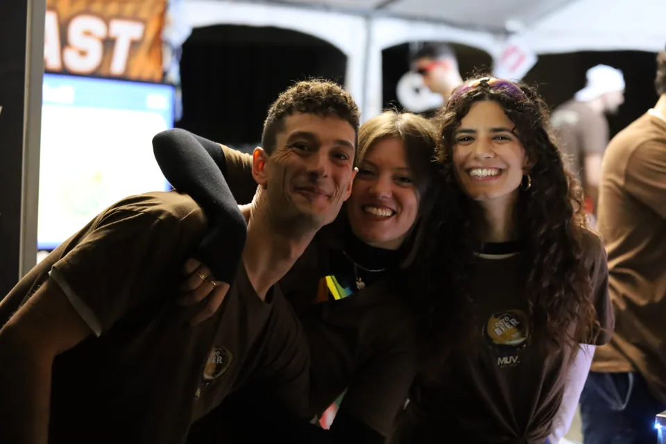 Un abbraccio e tre sorrisi davanti allo stand.