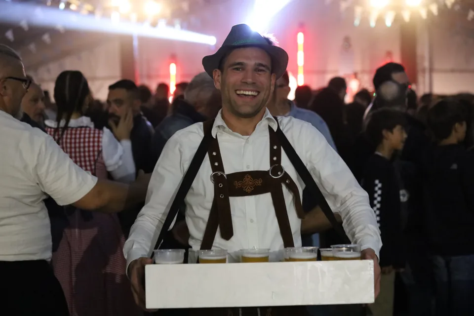 Il servizio delle birre in mezzo al pubblico.