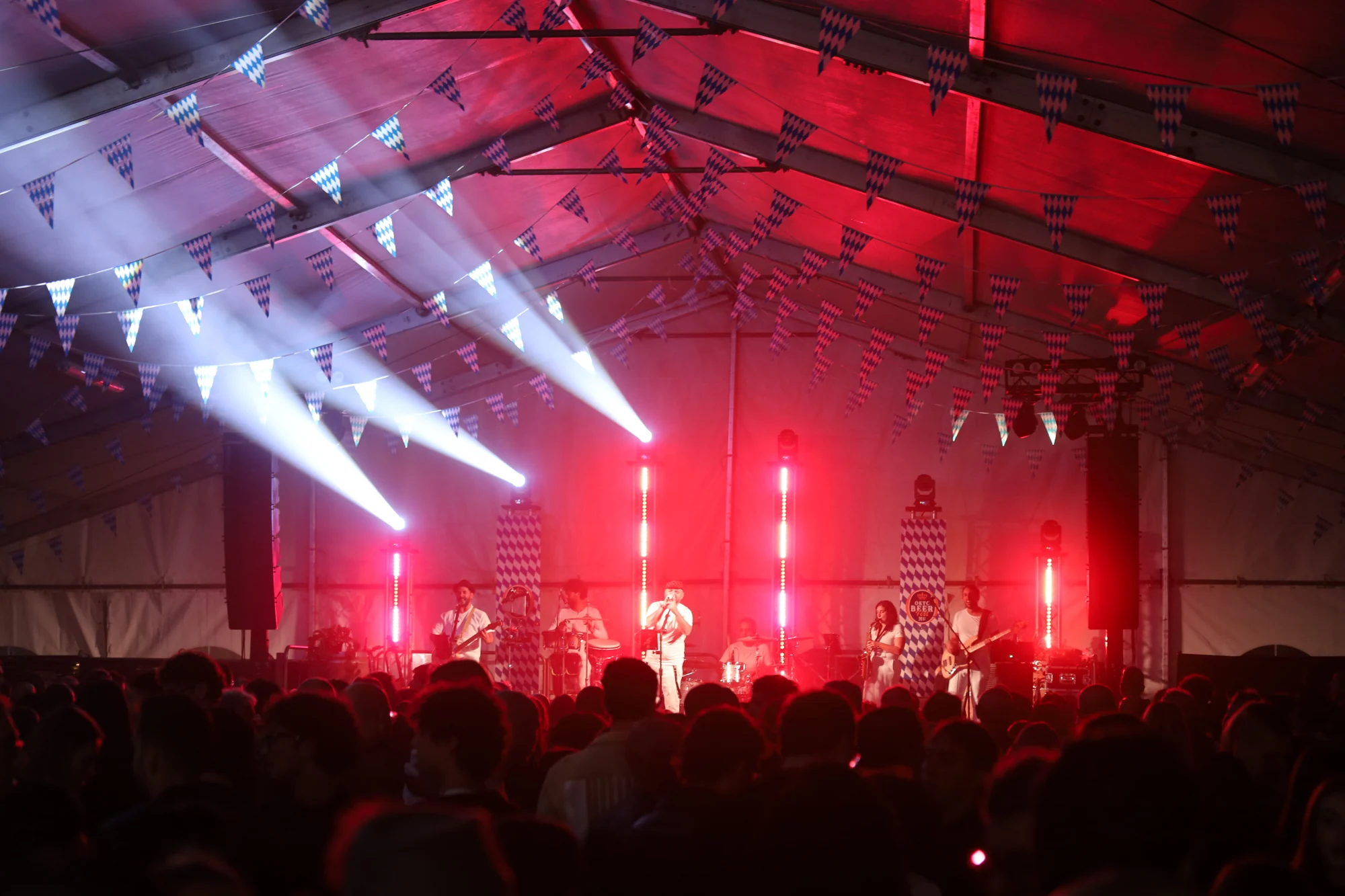 Palco, pubblico e luci rosse a OktoBeerFest MU 2026