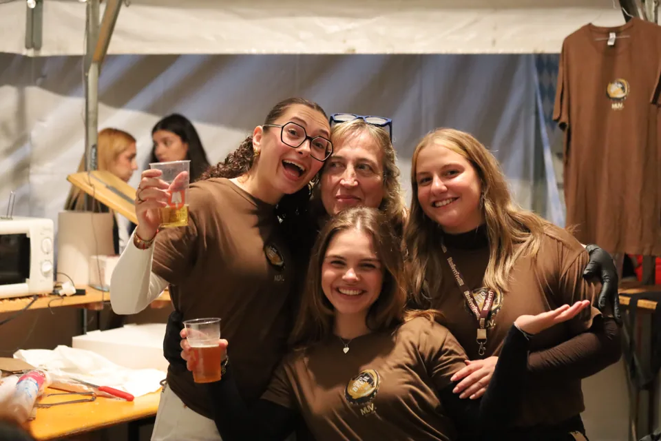 Un abbraccio di gruppo tra gli stand.