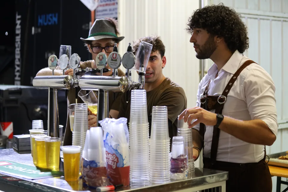 Il banco delle birre e gli operatori durante il servizio.