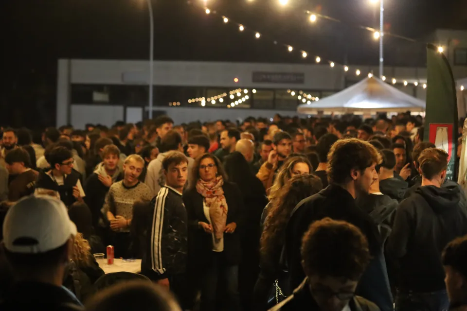 Il pubblico riunito all'esterno, tra luci e incontri.