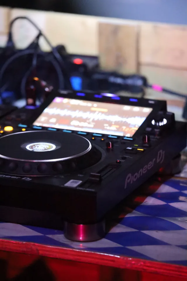 La console illuminata durante il DJ set del sabato.