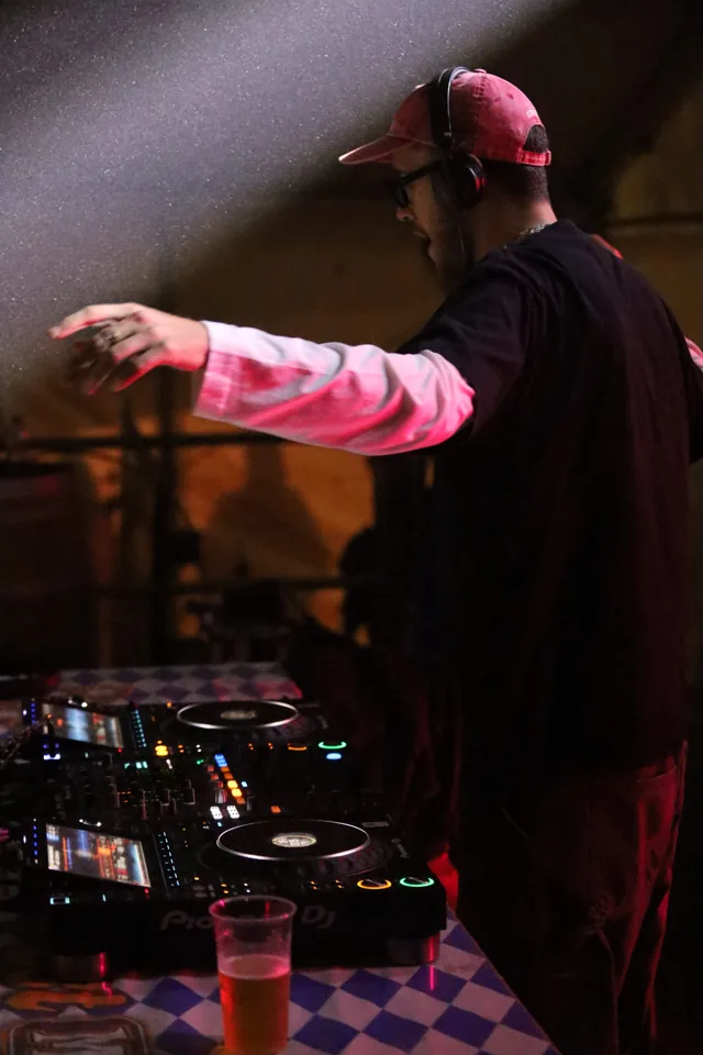 Il gesto del DJ rivolto alla pista.