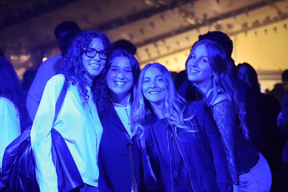 Un ritratto di gruppo nella luce blu della serata.