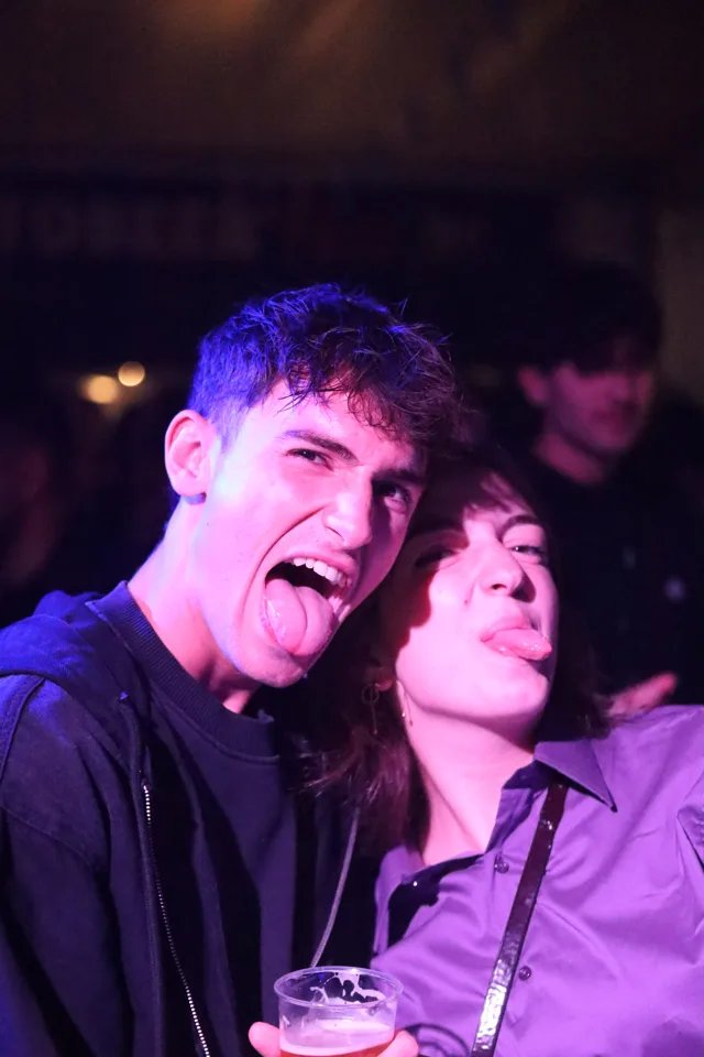 Due amici si divertono nella luce della serata.