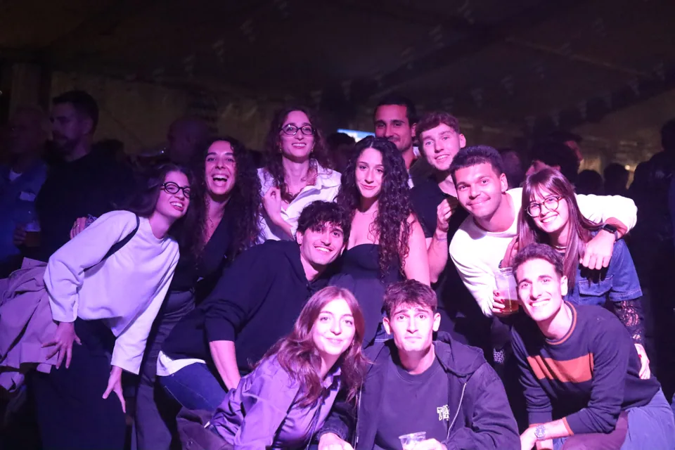 Sorrisi e amici riuniti durante la notte del festival.