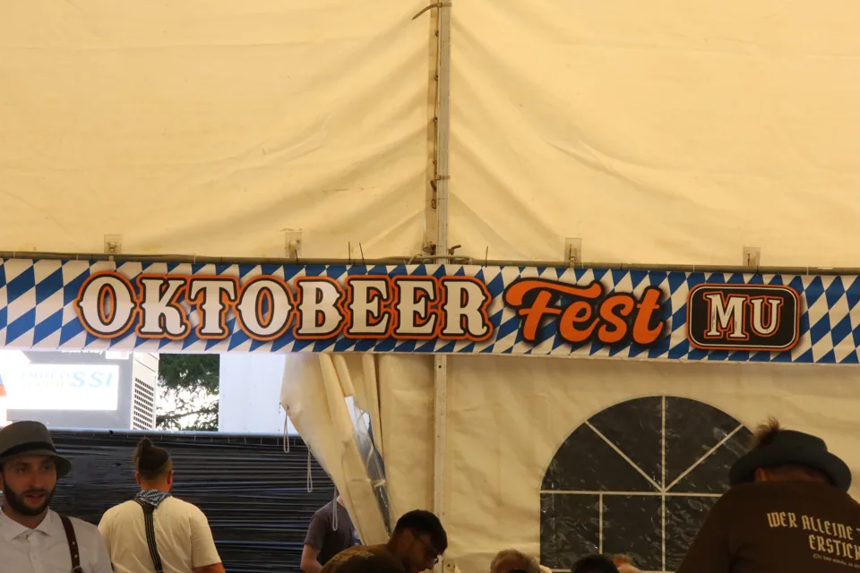 L'insegna OktoBeerFest MU sul tendone.